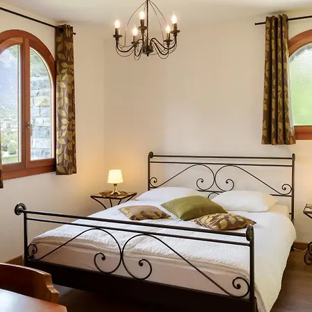 Castel De Daval לינה וארוחת בוקר